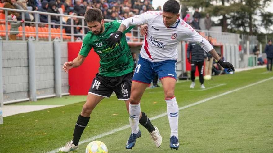 Marenyà disputa un balón a un rival en el partido contra el Rayo Majadahonda.