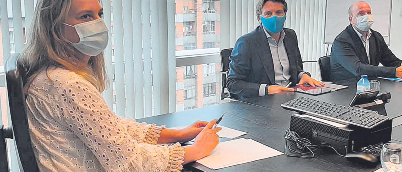 Rita Camblor, José Luis Álvarez Almeida y Javier Fernández, ayer, durante la reunión en la Consejería de Presidencia del Principado.