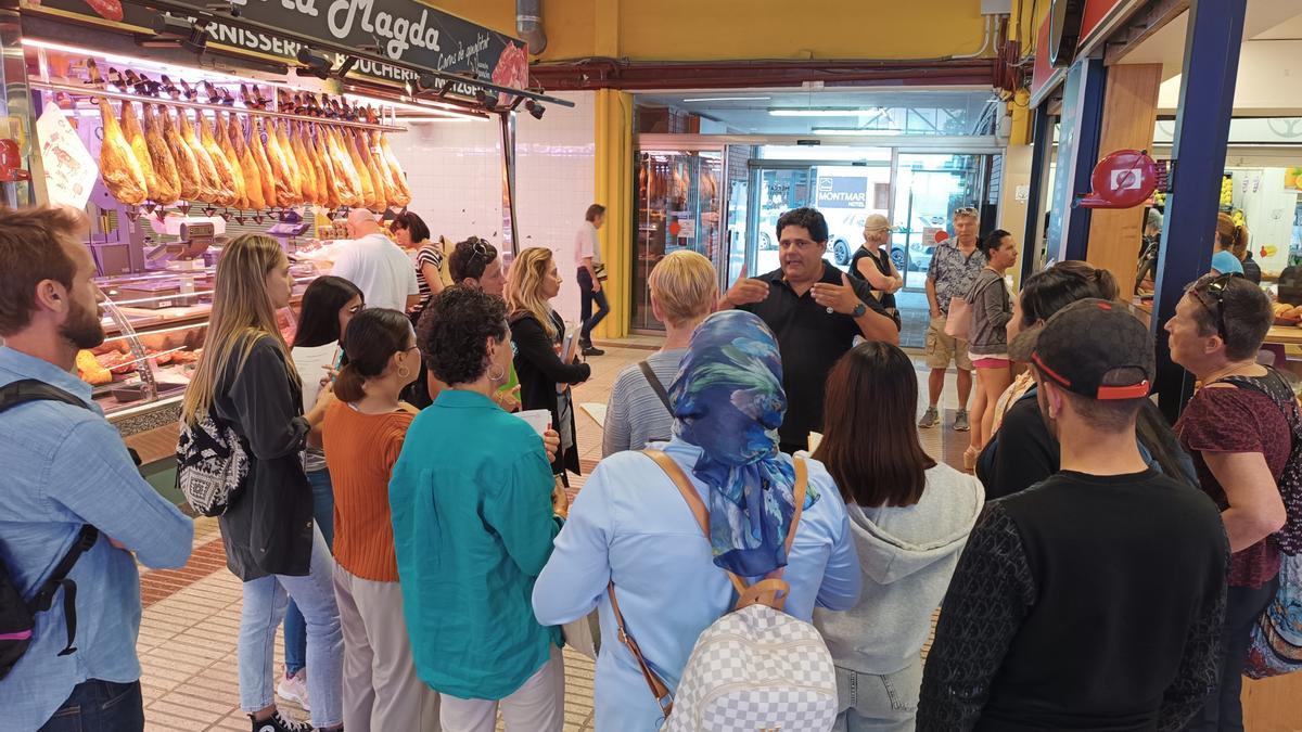 Els alumnes de català del curs Bàsic 1 fan pràctiques lingüístiques al Mercat Cobert de Roses