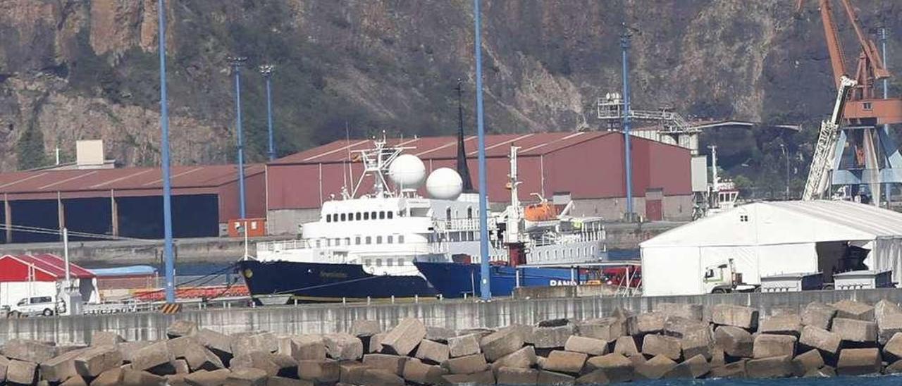 El crucero &quot;Serenissima&quot;, atracado ayer en el muelle de La Osa de Gijón.