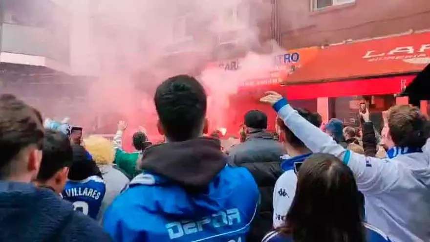 Ambientazo entre la afición del Dépor en las calles de Oviedo