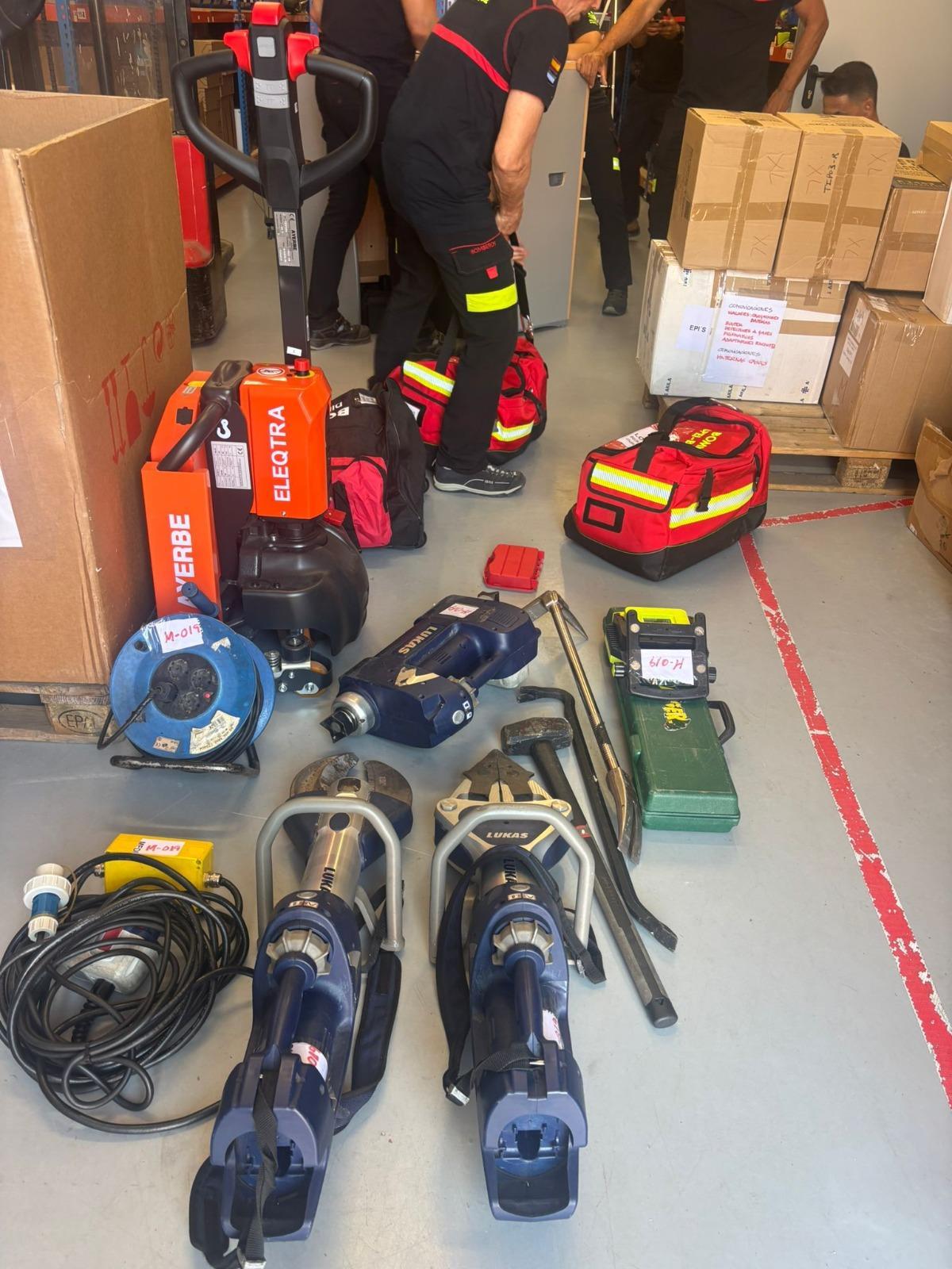 Galería | El equipo de bomberos de la Diputación de Badajoz trabajará en las labores de rescate en una zona turística de Caracas