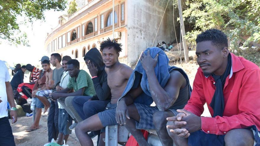 El Gobierno tramita ya una veintena de solicitudes de asilo tras la entrada masiva de migrantes en C ...