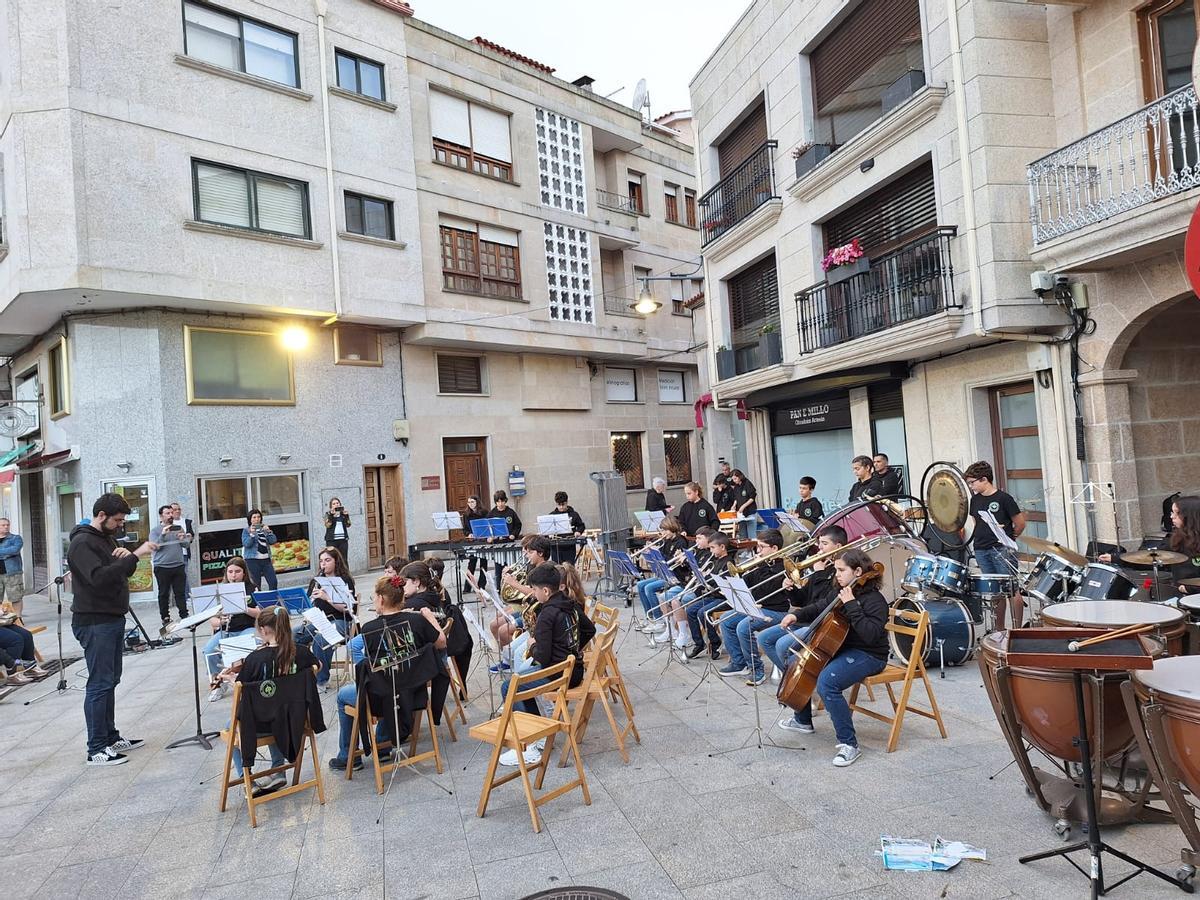 Un concierto de la Banda Escola Belas Artes en la Praza da Constitución, en Cangas.