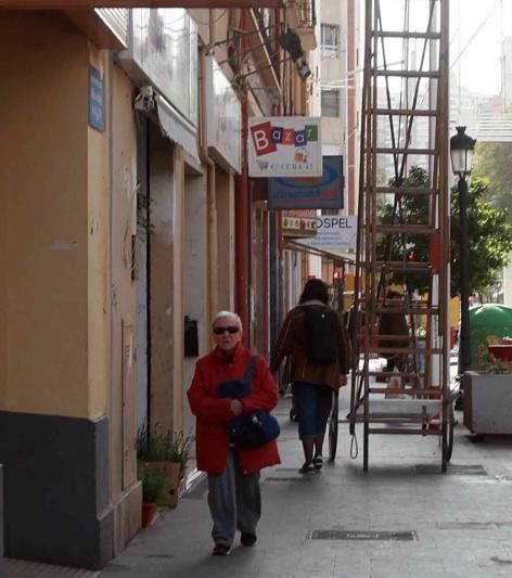 Polémica instalación de las luces de Fallas en la calle Sueca