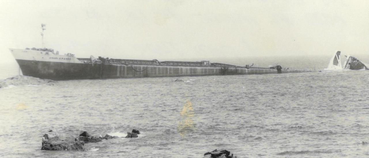 El carguero &#039;Ángela Pando&#039;, encallado en La Isleta en 1987 poco antes de su hundimiento.