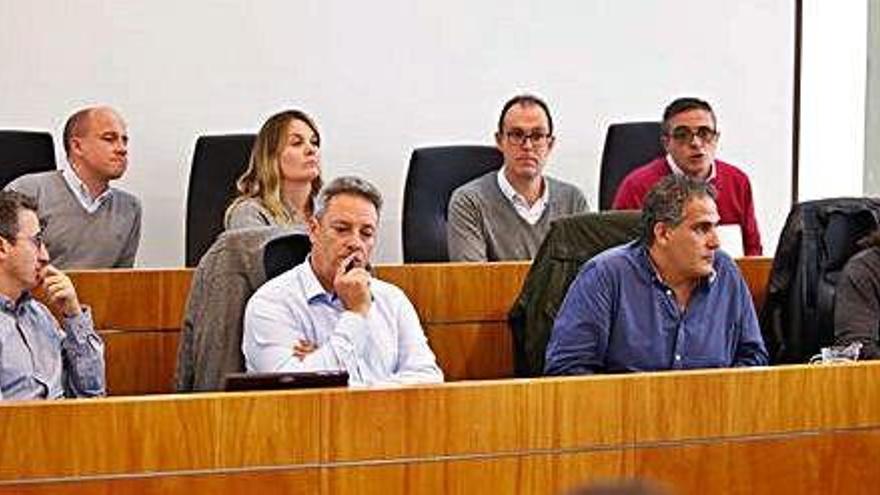 Roberto Algaba, a la izquierda en la primera fila, atiende una intervención de Marí Bosó en el pleno.
