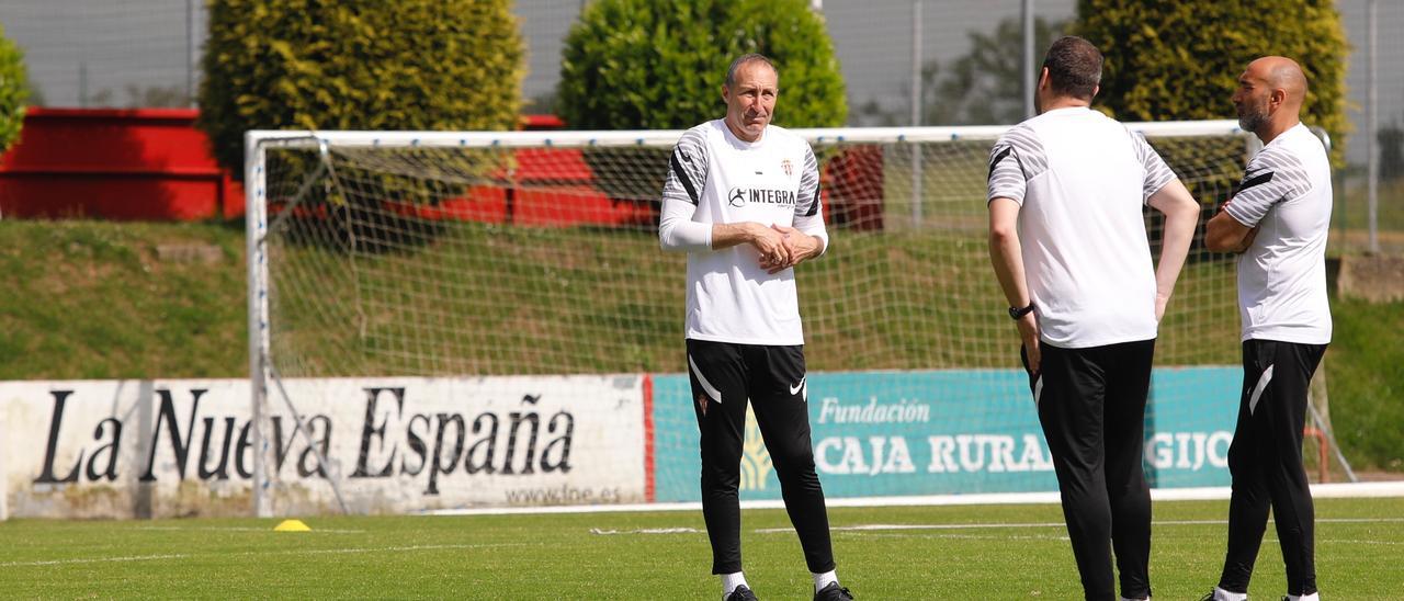 Abelardo, Tomás y Borja de Matías, esta mañana, en Mareo.