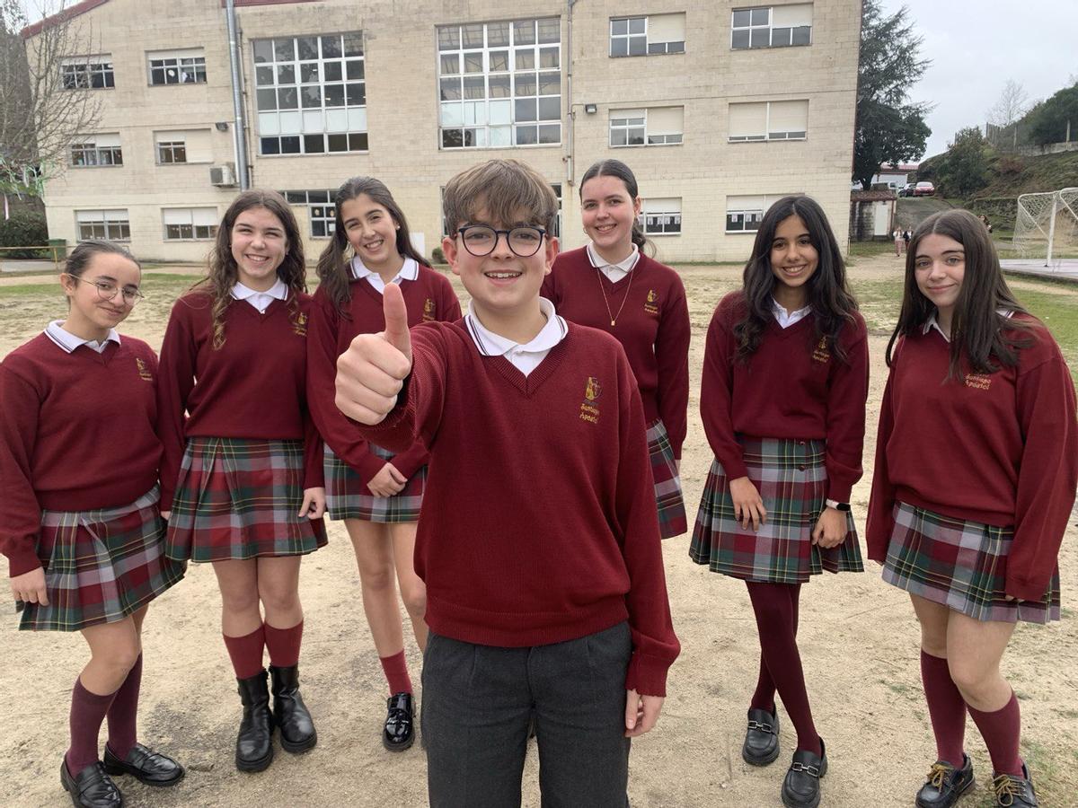 El pequeño Álvaro Casado Campos, con sus compañeras del equipo de debate del CPR Santiago Apóstol.