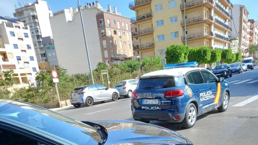 Coches de la Policía Nacional entre el Hotel Turcosa y la Cofradía de Pescadores.