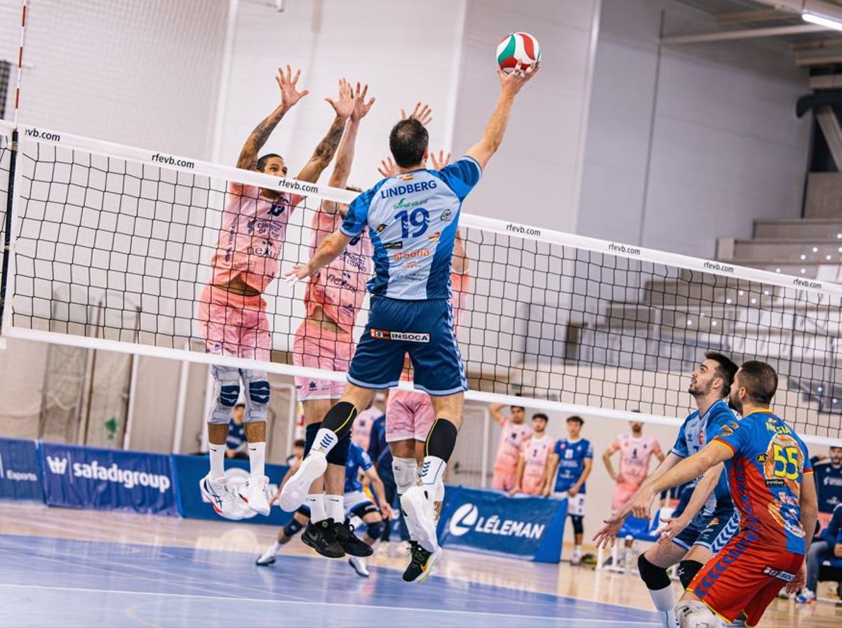 Los jugadores del Léleman intentan un bloqueo en el partido ante el Grupo Herce Soria en la Superliga.