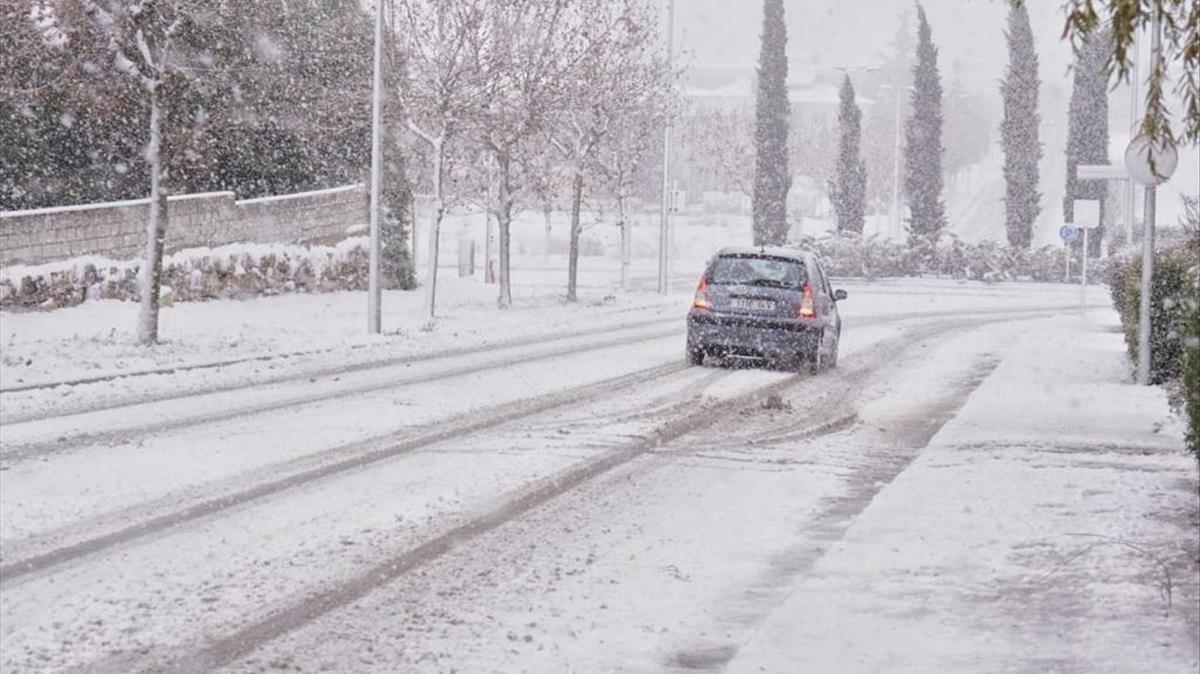 Las carreteras nevadas en  Calaf 