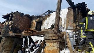 Un incendio calcina una casa de dos plantas en Palaciós (Lena)