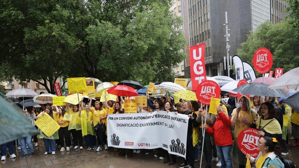 Concentración de las educadoras 0-3 en la plaza de España a principios de mes.