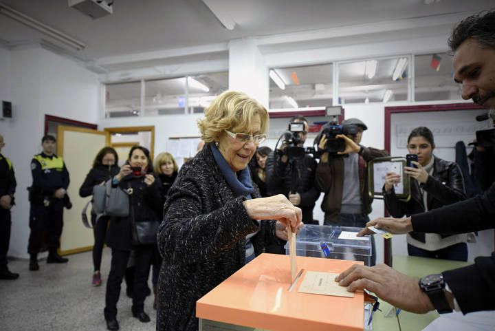 CARMENA VOTANDO EN LAS ELECCIONES GENERALES DEL 20D
