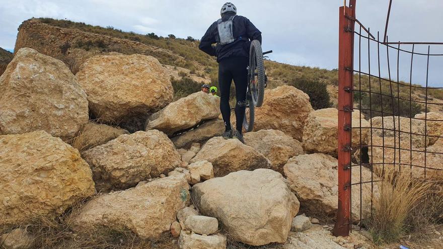 Camino bloqueado en las inmediaciones del pantano, que los ciclistas denuncian que es público. | INFORMACIÓN