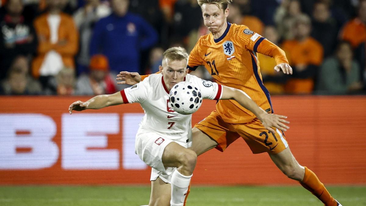 Frenkie de Jong contra Polonia en el partido clasificatorio para el Mundial 2026
