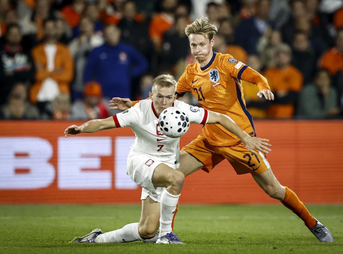 Frenkie de Jong contra Polonia en el partido clasificatorio para el Mundial 2026