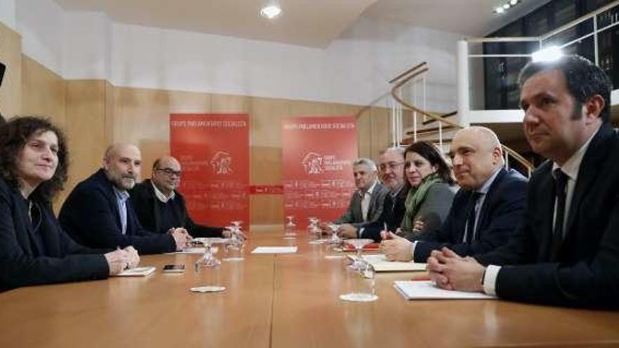 Reunión ayer entre BNG y PSOE sobre el acuerdo de investidura. // Efe