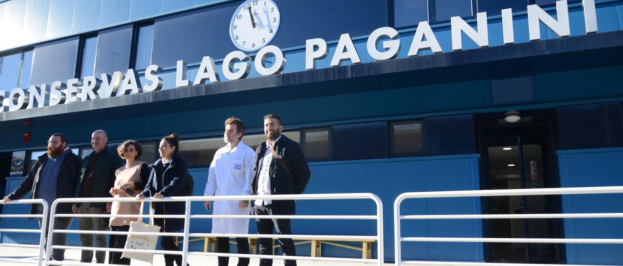 Los representantes del Concello de Bueu junto a responsables de Conservas Lago Paganini, ayer en la entrada de la fábrica en el polígono de Castiñeiras.