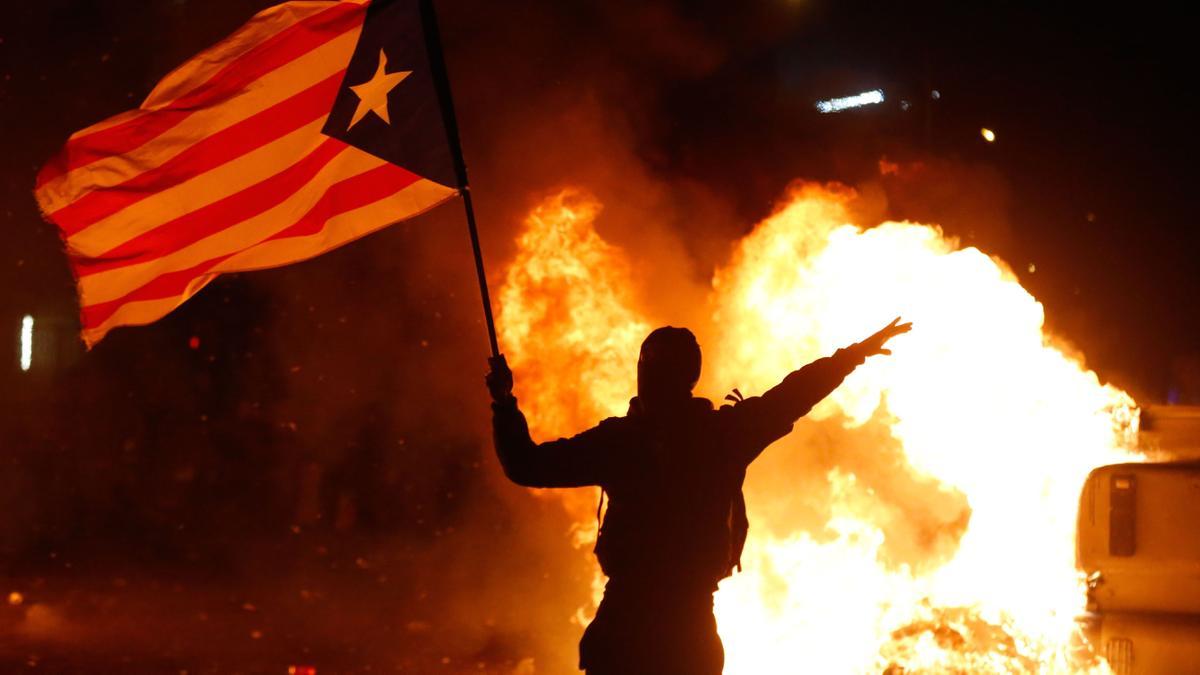 Un joven enabola una 'estelada' durante una protesta de Tsunami Democràtic.