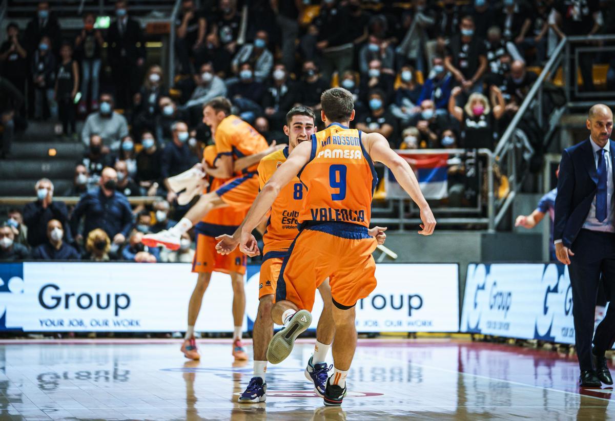 Guillem Ferrando corre a abrazarse con Van Rossom en Bolonia tras ganar a la Virtus