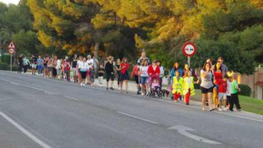 Familias llevan a sus hijos a clase a pie como protesta por los recortes