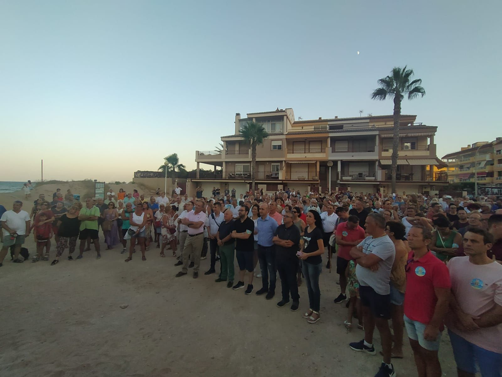 Miles de vecinos de los pueblos de la costa protestan contra los derribos en primera línea