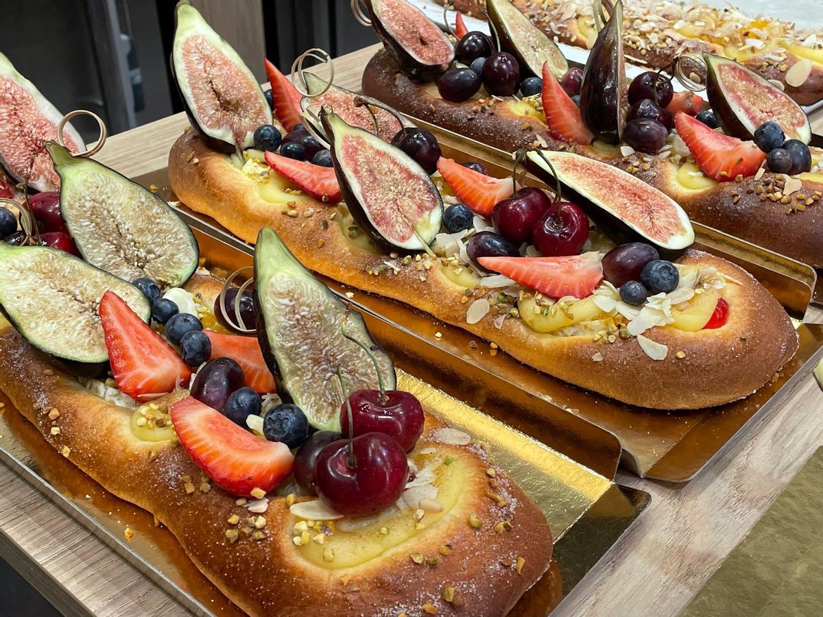 Coca dulce con frutas, incluyendo la "bacora"