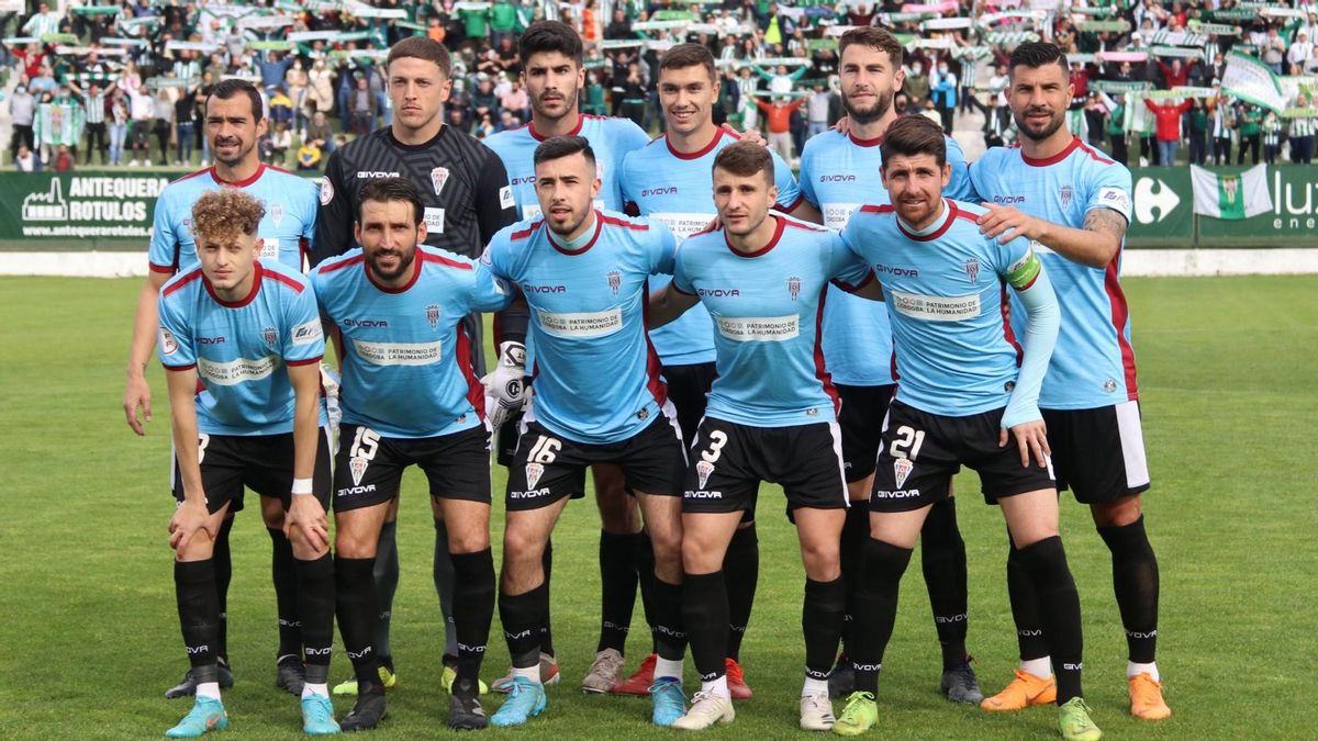 Alineación del Córdoba CF en El Maulí ante el Antequera.
