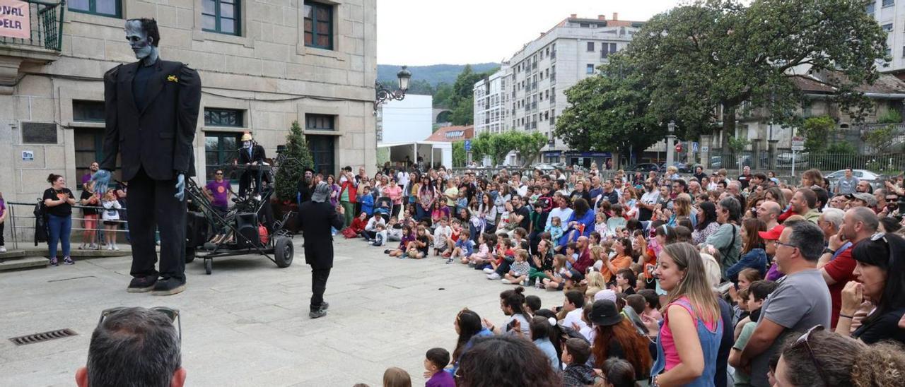 El público llenó ayer las representaciones y actuaciones callejeras en Redondela.  // ALBA VILLAR