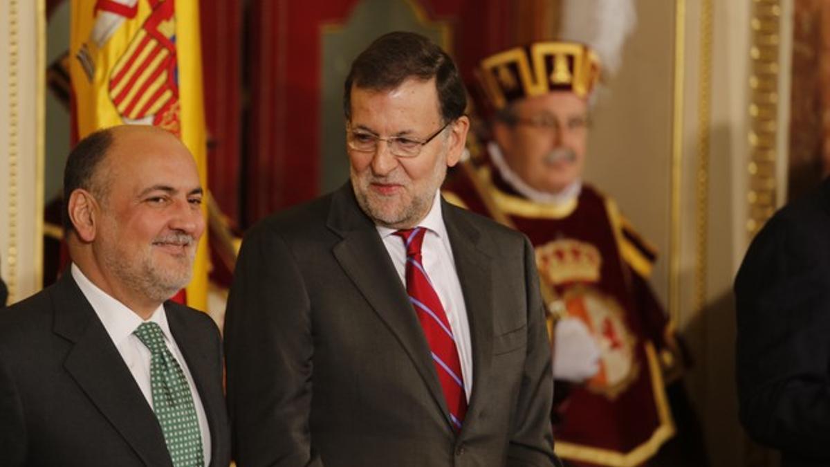 Mariano Rajoy habla con el presidente del Constitucional, Francisco Pérez de los Cobos, durante los actos con motivo del aniversario de la Carta Magna.