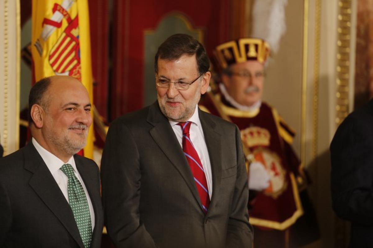 Mariano Rajoy parla amb el president del Constitucional, Francisco Pérez de los Cobos, durant els actes amb motiu de l’aniversari de la Carta Magna. Mariano Rajoy parla amb el president del Constitucional, Francisco Pérez de los Cobos, durant els actes amb motiu de l’aniversari de la Carta Magna.