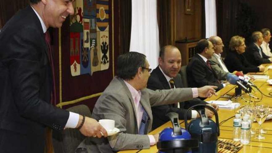 Martínez Maíllo sirve los cafés a los periodistas durante el desayuno celebrado con los medios de comunicación.