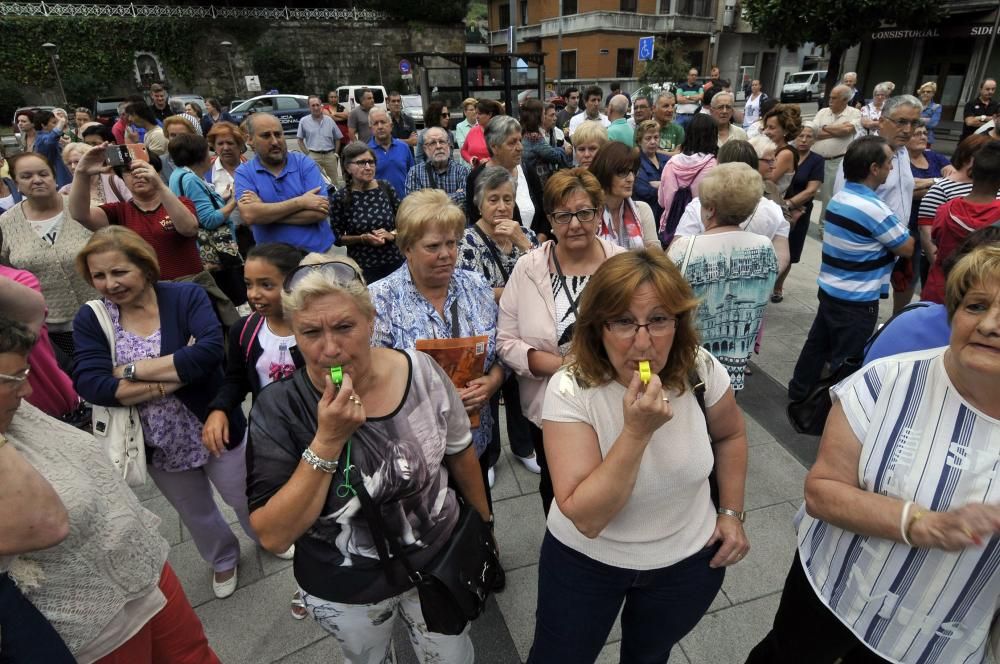 Manifestación en Mieres para apoyar a la empresa de transportes