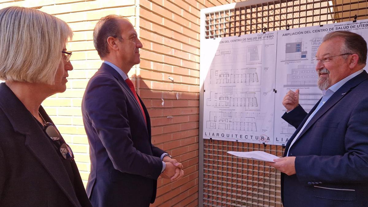 El arquitecto director de la obra, Joaquín Liarte Camacho, explica al consejero de Sanidad, José Luis Bancalero, y a la alcaldesa de Utebo, María Jesús Sariñena, la ampliación del centro.