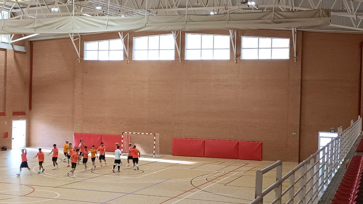 Un grupo de deportistas entrena en el pabellón de Cullera, en un imagen de archivo.