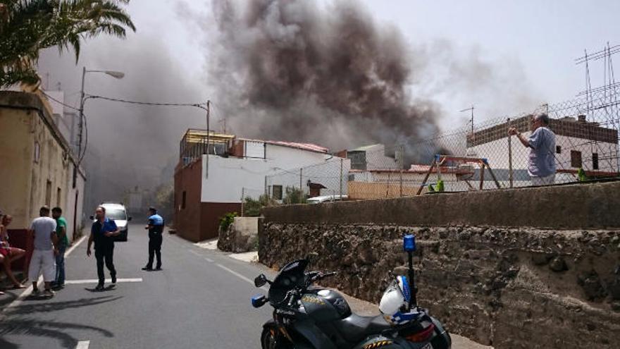 Una columna de humo en la primera planta y los bomberos en Alcaravaneras.