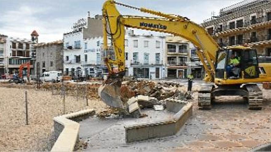 Les màquines, fent ahir els primers enderrocs d&#039;aquesta nova fase dels treballs de millora a la zona.