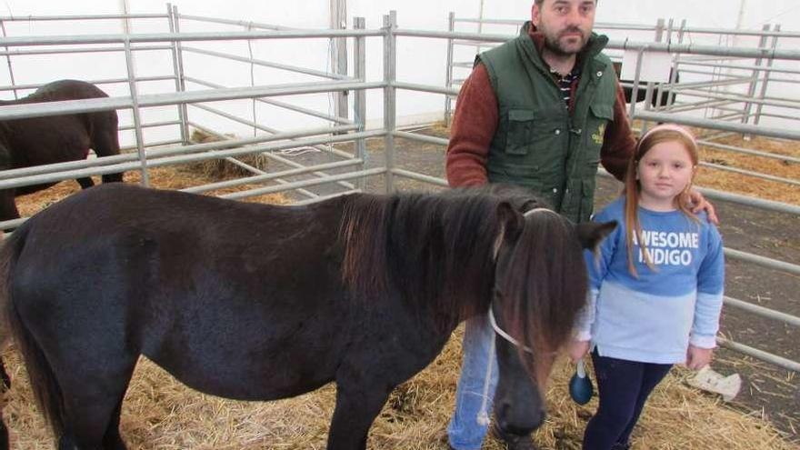 Marcos Barreiro y su hija Alba, junto a &quot;Llibertaria&quot;, ayer en Benia de Onís.