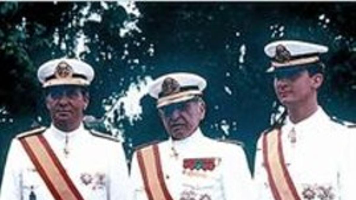 El Rey, junto a su padre y su hijo Felipe, en la Escuela Naval Militar de Marín, en julio de 1989.