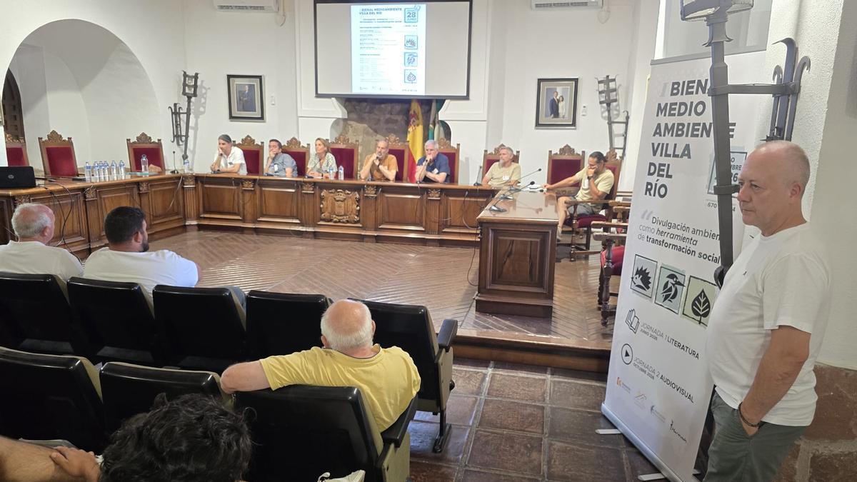 Cierre de las jornadas de Medio Ambiente celebradas este domingo en el salón de plenos del Ayuntamiento de Villa del Río.