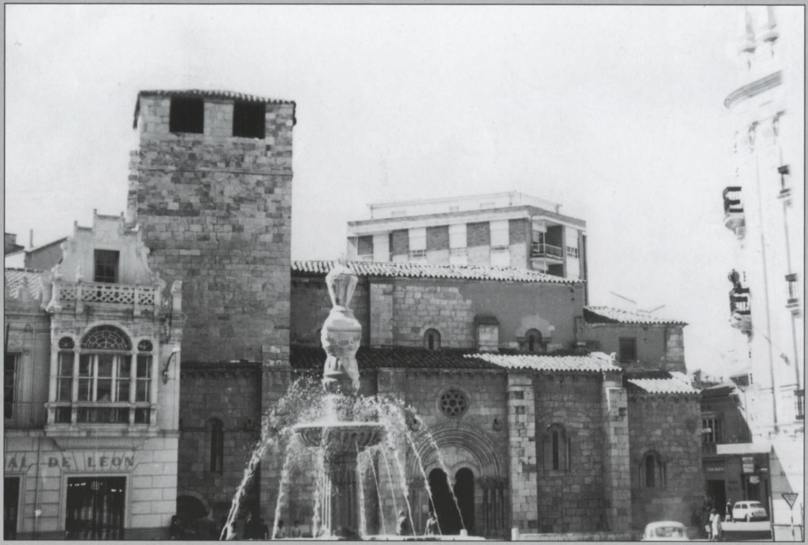Fuente de Los Remedios junto a la iglesia de Santiago El Burgo.jpg