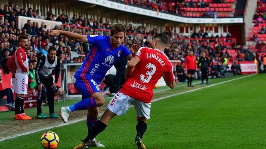 Pucko, ante Jiménez, defensa del Nàstic.