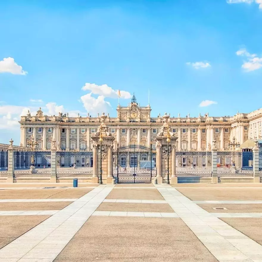 Las raíces separadas de Antonio García Ferreras y Ana Pastor: una joya del gótico medieval y el palacio más grande de Europa