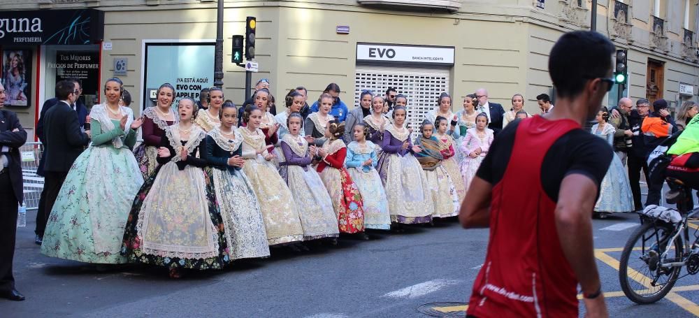 Falleras mayores, cortes de honor y comisiones, en el maratón