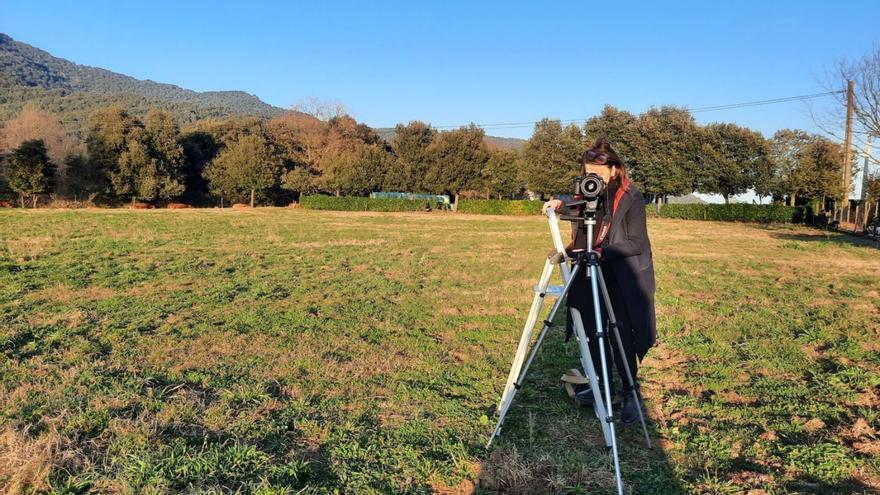 Malagrida treballant en la seva videoinstal·lació a la zona volcànica de la Garrotxa.  | PROJECTE «NATURA VIVA»
