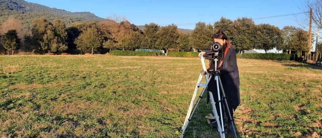 Malagrida treballant en la seva videoinstal·lació a la zona volcànica de la Garrotxa.  | PROJECTE «NATURA VIVA»