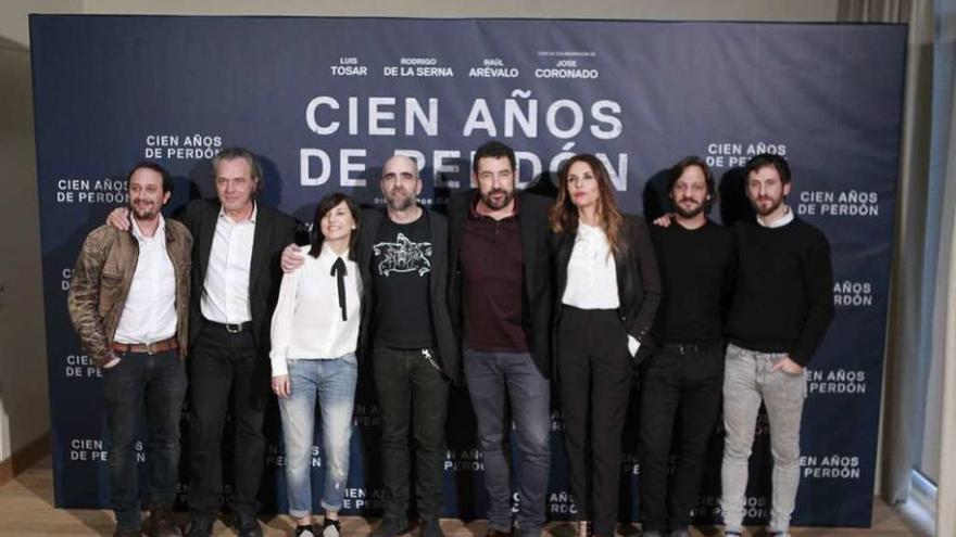 El reparto y el director de &#039;Cien años de perdón&#039;, ayer, en Madrid.