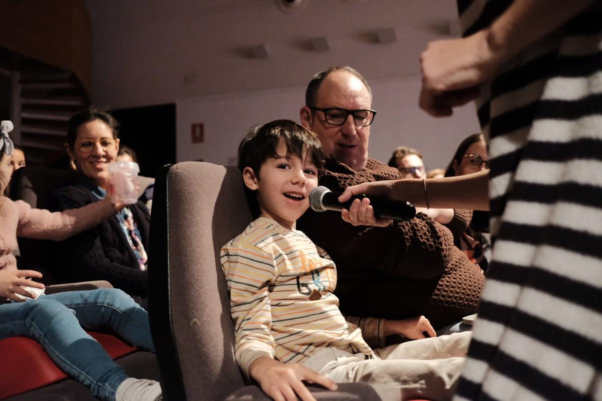 Los más pequeños disfrutan de las sesiones de la Linterna Mágica con las familias